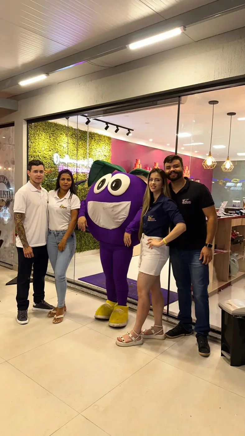 Equipe na loja com mascote