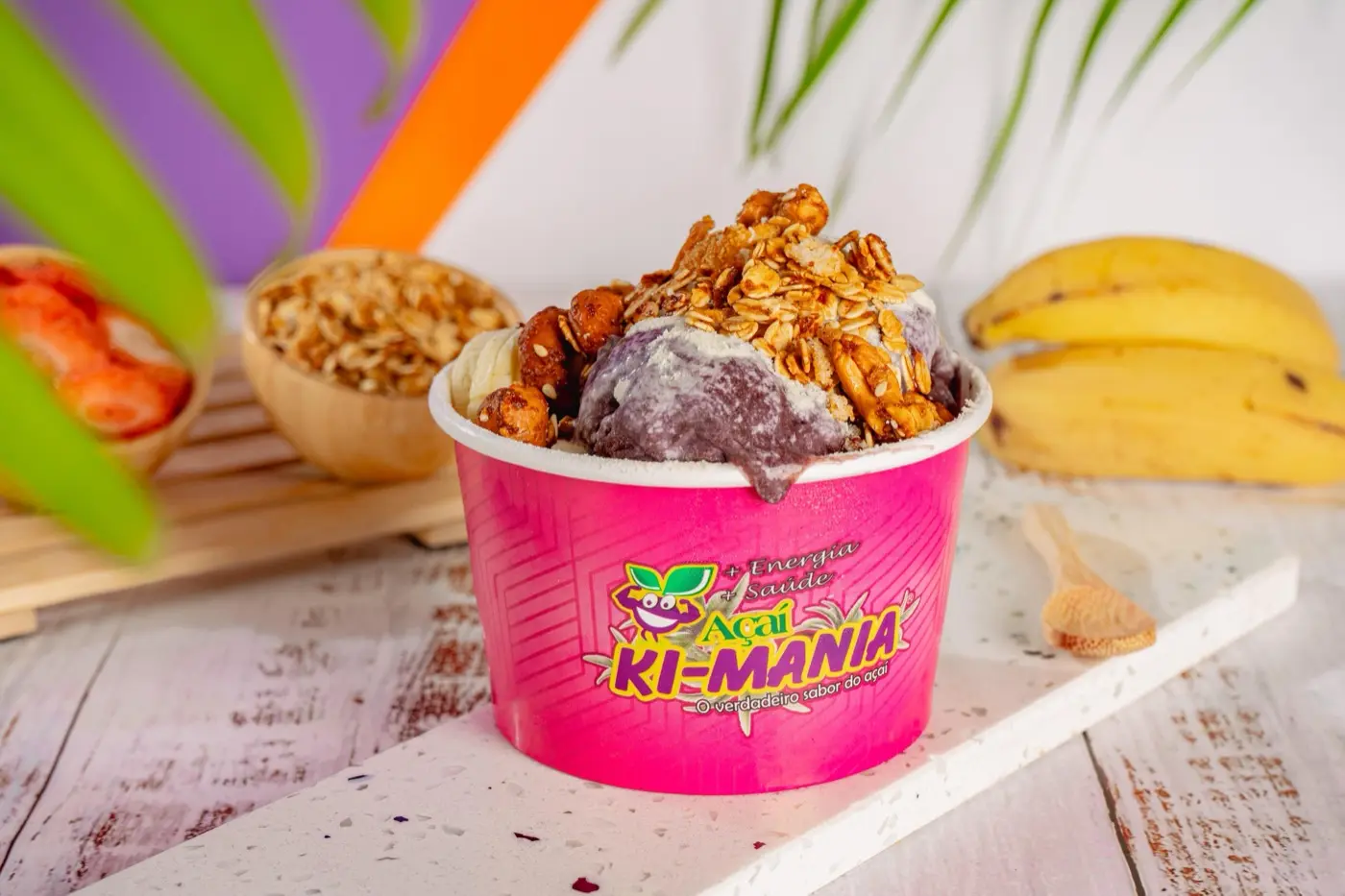 Açaí com granola no copo