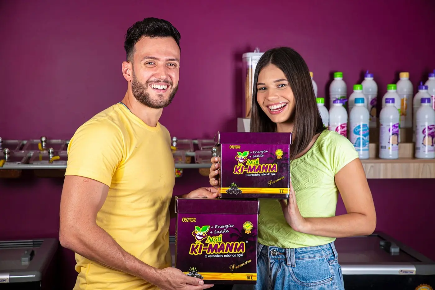 Franqueados segurando caixas de açaí